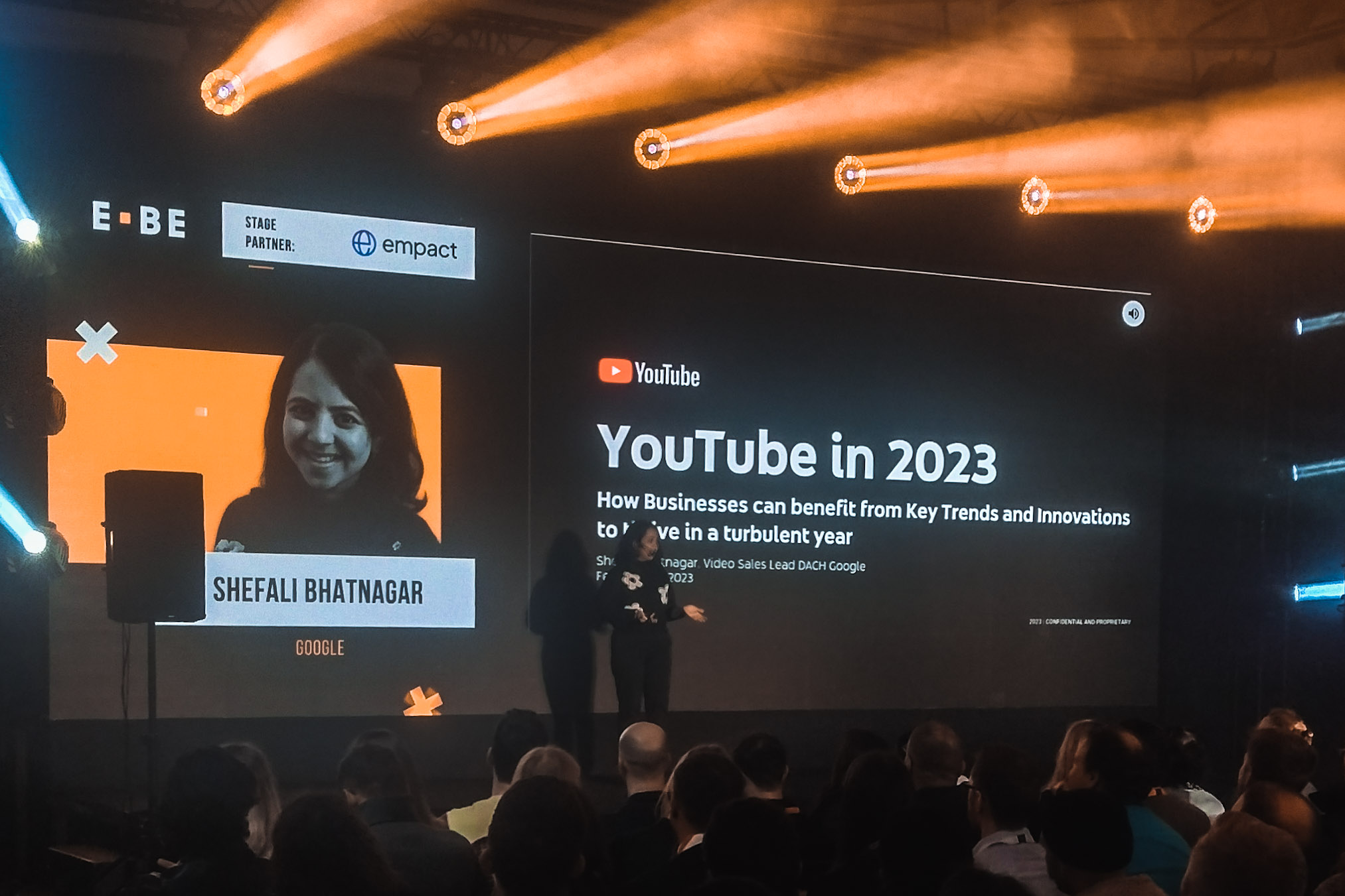 Vortrag auf einer Bühne bei der E-Commerce Berlin Expo 2023 von Google bzw YouTube.